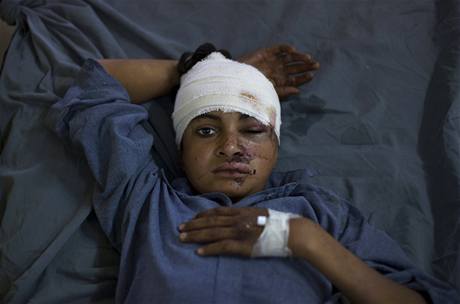 Chlapec zranný po útoku sebevraedného atentátníka - ilustraní foto.