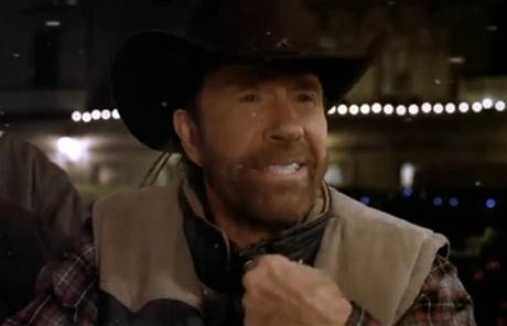 Chuck Norris kraluje vánoním reklamám v televizi.