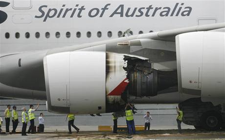 Airbus A380 musel nouzov pistát v Singapuru. Za letu mu odpadly ásti motoru