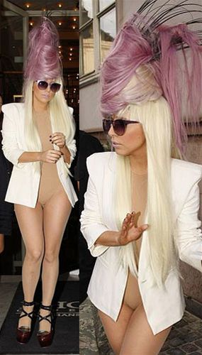 Lady Gaga v tlovm trikotu s obrovskou purpurovou parukou.