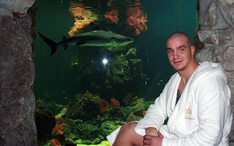 Ondej Pála, který se pipravuje v Rakousku s Vladimirem Klikem, pózuje ped hotelovým akváriem se raloky.