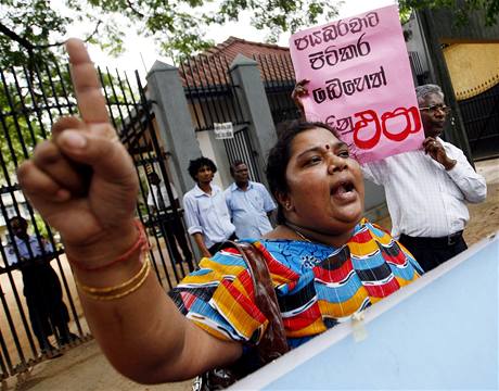 ena protestuje ped saúdskoarabskou ambasádou v Colombu kvli pípadu týrání sluebné ze Srí Lanky (30.08.2010). 