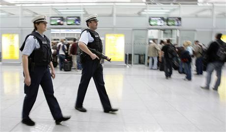 Patrola nmeckých policist na letiti v Mnichov. 