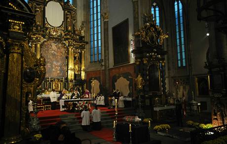 Prask arcibiskup Dominik Duka celebroval v kostele Matky Bo ped Tnem v Praze mi ped uloenm ostatk dnskho astronoma Tychona Braha zpt do hrobu 