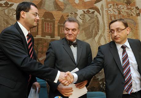 Vyjednavai Boris astn (vlevo) a Rudolf Blaek s praskm ldrem strany Bohuslavem Svobodou (uprosted) po tiskov konferenci