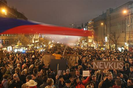 Demonstrace proti velké koalici ODS a SSD na praském magistrátu 