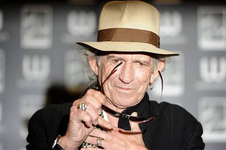 Keith Richards z Rolling Stones pedstavuje autobiografickou knihu. 
