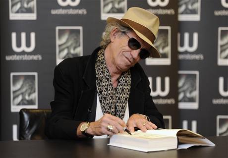 Keith Richards z Rolling Stones pedstavuje autobiografickou knihu. 