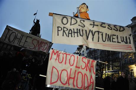 Demonstrace na Václavském námstí proti praské koalici.