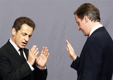 Summit NATO v Lisabonu. Britsk premir David Cameron (vpravo) a francouzsk prezident Nicolas Sarkozy.