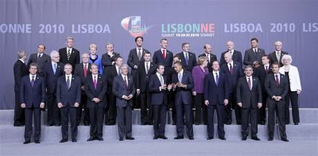 Summit NATO v Lisabonu. Nejvy pedstavitel zem NATO. Tet zleva v prostedn ad stoj esk prezident Vclav Klaus.