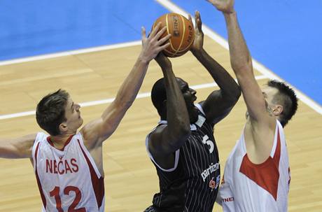 Nymburk - Partizan Blehrad (zleva: Radek Neas, Nathan Jawai, Ale Chán)