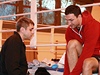 Vladimir Kliko se pipravuje na trénink (vlevo Jurij Krivoruko, kou Ondeje Pály).