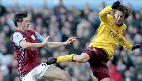 Aston Villa - Arsenal (Rosický v akci).