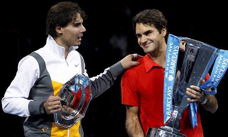 Rafael Nadal (vlevo) a Roger Federer.