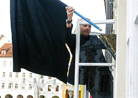Kurtor Michal koda vyvuje ernou vlajku na eskobudjovick Dm umn, kde zaala vstava Bohdanka bude o Vnocch bez tatnka.