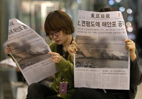 Listopad 2010. Lidé proítají speciální novinové vydání informující o severokorejském dlosteleckém útoku na jihokorejský ostrov