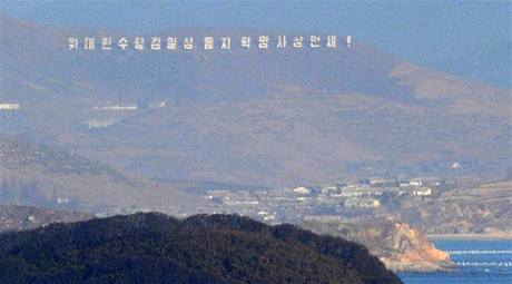 Pohled z jihokorejského ostrova Jonpchjong na území KLDR. 