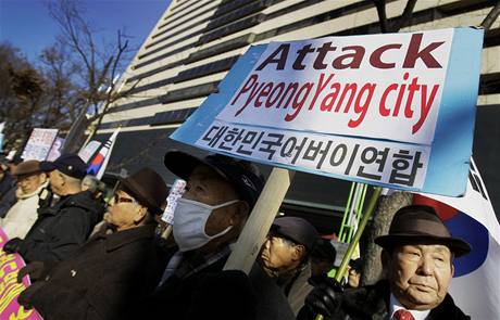 Protesty Jihokorejc proti odstelovn ostrova Jonpchjong. 