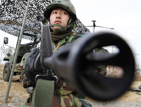 Jihokorejský voják na spoleném vojenském cviení Jiní Koreje a USA. 