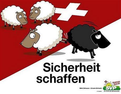 Bílá ovce vykopává ernou ze výcarské vlajky. Kampa výcarské lidové strany (SVP)