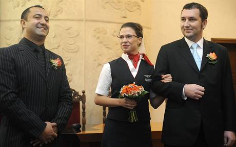 Generální editel cestovní kanceláe Blue Style Imed Jeddai (vlevo) a prezident eských aerolinií (SA) Miroslav Dvoák oslavili symbolickou svatbou spolupráci obou spoleností. 