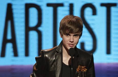 V Los Angeles se v noci na pondlí udílely  American Music Awards. tyi soky získal sedmnáctiletý idol Justin Bieber 