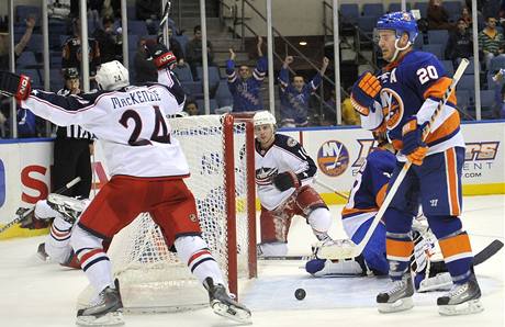 New York Islanders - Columbus (Jakub Voráek, na kolenou, práv vstelil gól)