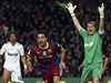 Barcelona - Real Madrid (Xavi slaví, Casillas se vzteká).