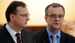 Ministr financí Miroslav Kalousek (vpravo) a premiér Petr Neas.