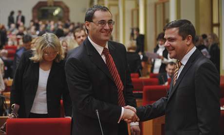 Boris astný a Karel Bezina ped zasedáním praského zastupitelstva.