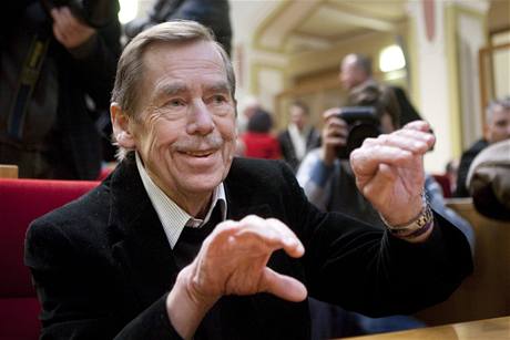 Bývalý prezident Václav Havel piel podpoit demonstranty na jednání praských zastupitel. 