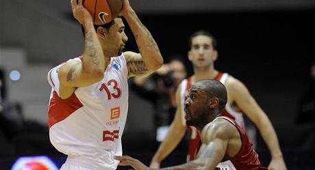 Nymburk - Hapoel Jeruzalém (vlevo Chester Tre Simmons, vpravo Will Solomon)