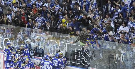 Hokejist Komety Brno slav s fanouky