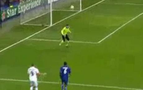 Benzema stílí gól na 4:0 do sít Auxerre.