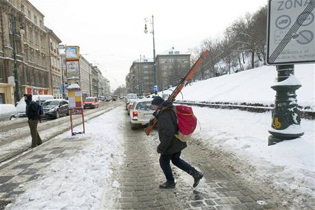 Nkte Praan vyuili poas, vzali lye a li si zajezdit na Petn. 