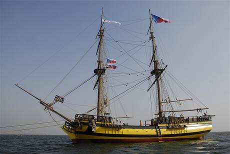 V sobotu byla v Suezu sputna na vodu a v nedli vyplula na moe replika korzárské plachetnice La Grace eského moeplavce ze 17. století Augustina Hemana.