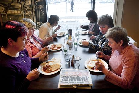 Kuchaky vyrazily na demonstraci do Mladé Boleslavi. Tsn ped vypuknutím protestu se posilnily v místní restauraci.