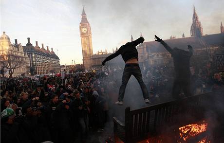 Protesty ped budovou parlamentu v Londn proti zven kolnho