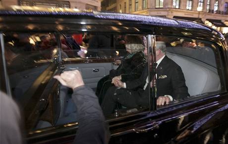 Protestujc studenti v Londn napadli auto s princem Charlesem