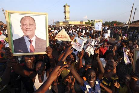 Prezidentsk volby vyvolaly v Pobe slonoviny nepokoje. Pznivci opozice slav vtzstv. Triumf se ale zhy zmnil ve vztek.