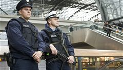 sobota 20.11. e prý hrozí útok teroristický, pímo na Berlín. Tak povolali na nádraí dva policajty, aby ho odrazili.