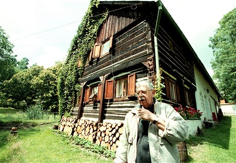 Vlastimil Brodsk ped chalupou ve Slunen (2000)