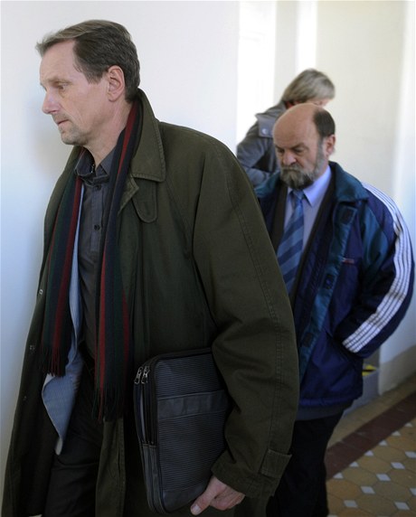 Pedstavitelé H-Systemu Jaroslav Vítek (vlevo) a Jaroslav Eliá odcházejí z jednací sín praského mstského soudu