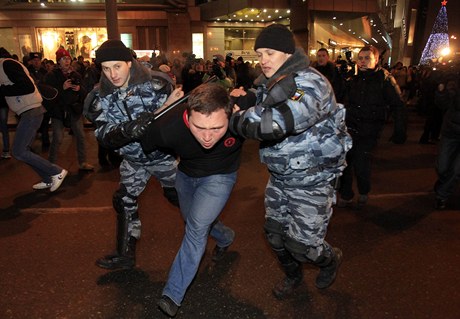 Moskevská policie zatýká nkolik protestujících lidí.