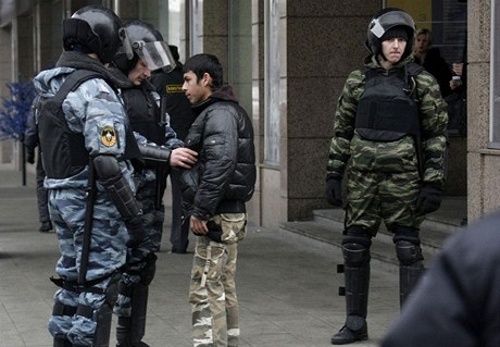 Moskevská policie zatýká nkolik set lidí, aby pedela srákám mezi mladými ruskými nacionalisty a pisthovalci z Kavkazu.