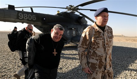 Prask arcibiskup Dominik Duka a nelnk generlnho tbu Vlastimil Picek (vpravo) navtvili esk vojky, kte se temi vrtulnky Mi-171 operuj ze spojeneck zkladny Sharana v afghnsk provincii Paktika