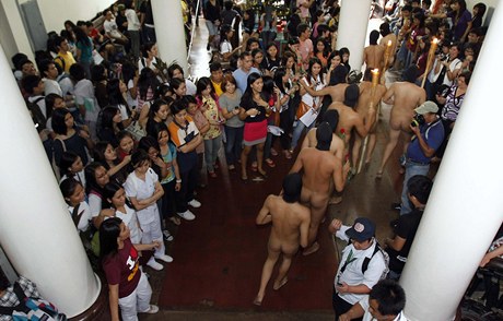 Obtní bh nahých filipínských student