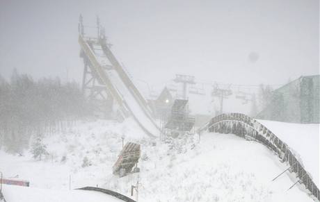 Závod ve skocích na lyích v Harrachov byl kvli poasí zruen (Jakub Janda)