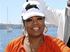 Moderátorka Oprah Winfreyová a herec Rusell Crowe bhem plavby v pístavu v Sydney.